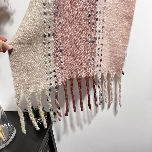LULU’S Oversized Fluffy Cozy Blanket Scarf in Dusty Pink Multi One Size NWT - Picture 5 of 7